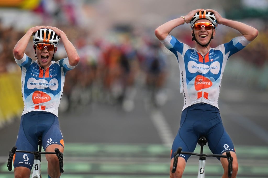 Der Franzose Romain Bardet (r) setzte sich vor seinem niederländischen Teamkollegen Frank van den Broek durch.