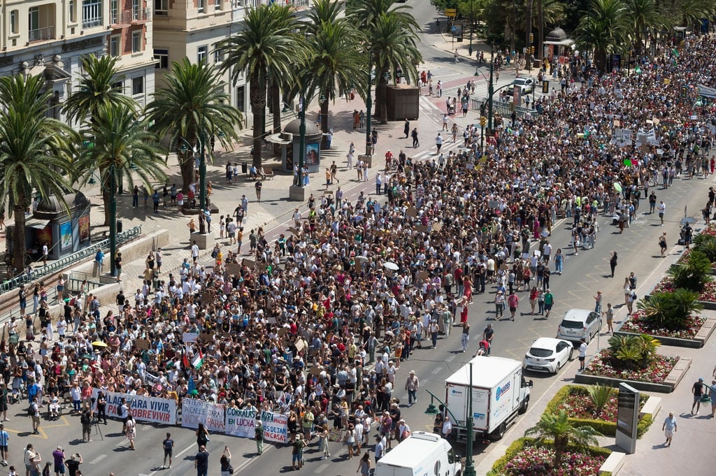 Tausende Menschen demonstrieren in Málaga gegen Massentourismus und hohe Mieten.