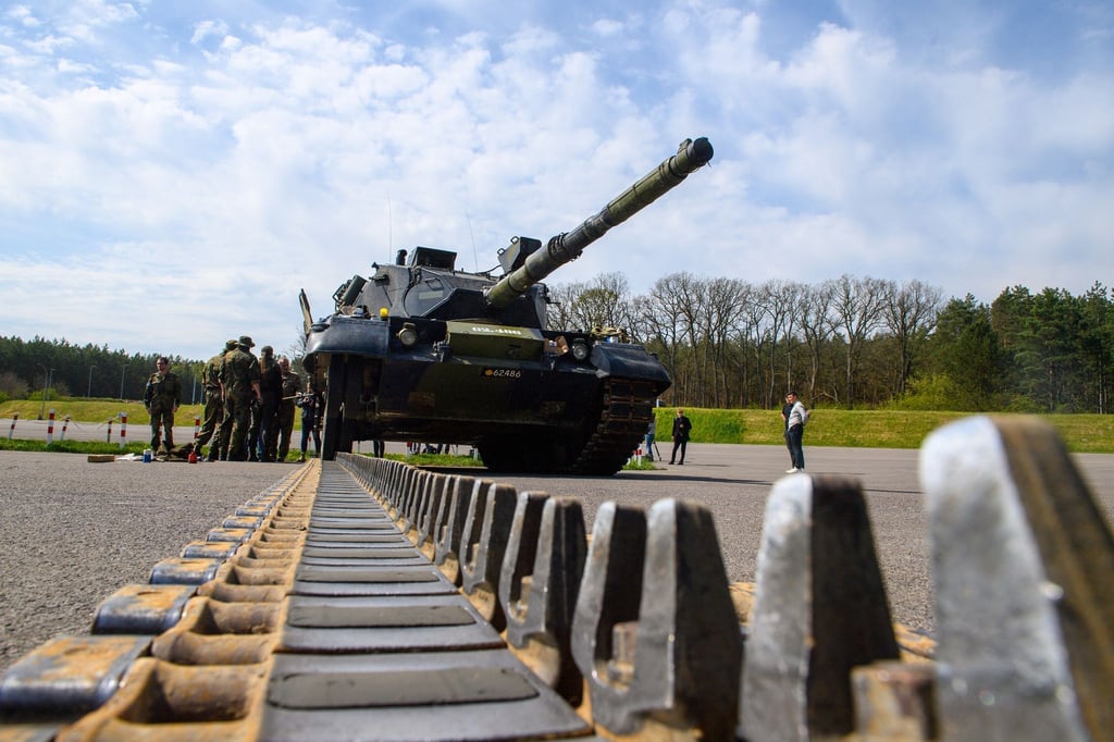 Ukrainische Soldaten arbeiten an einem Kampfpanzer vom Typ Leopard 1 A5.