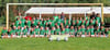 Die 60 Teilnehmer des Fußballcamps in grün-weißer Spielbekleidung vereint für ein  Erinnerungsfoto.  