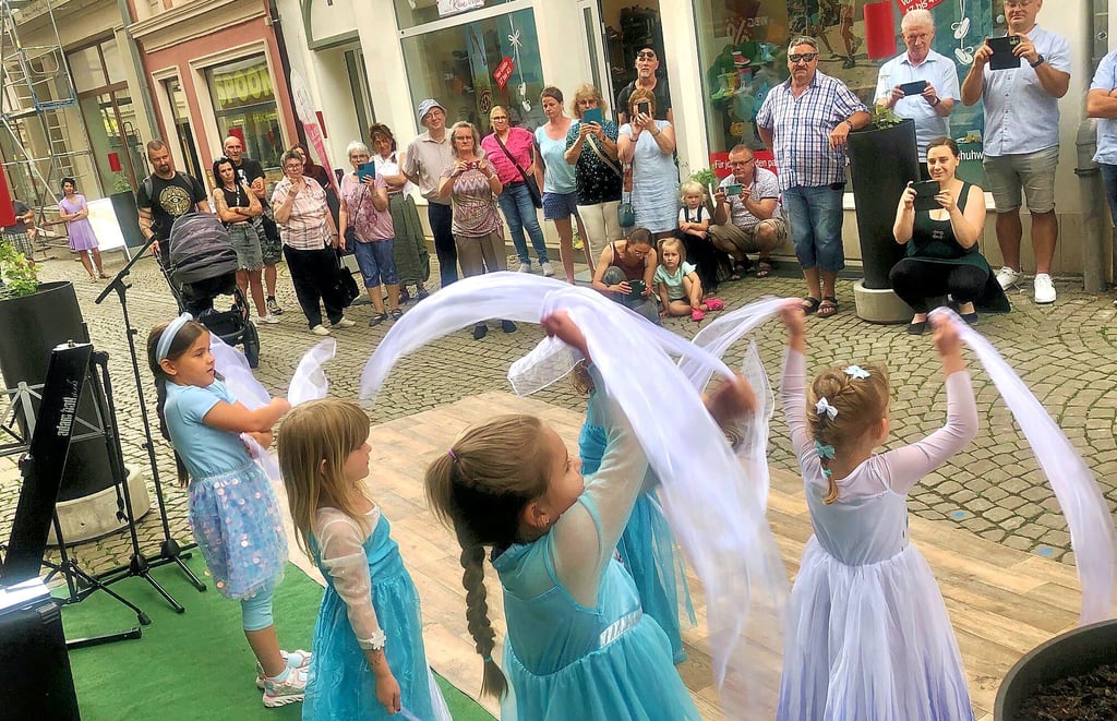 Musik und Tanz und kulinarische Angebote kamen beim verkaufsoffenen Sonntag in der Zeitzer Innenstadt sehr gut an.
