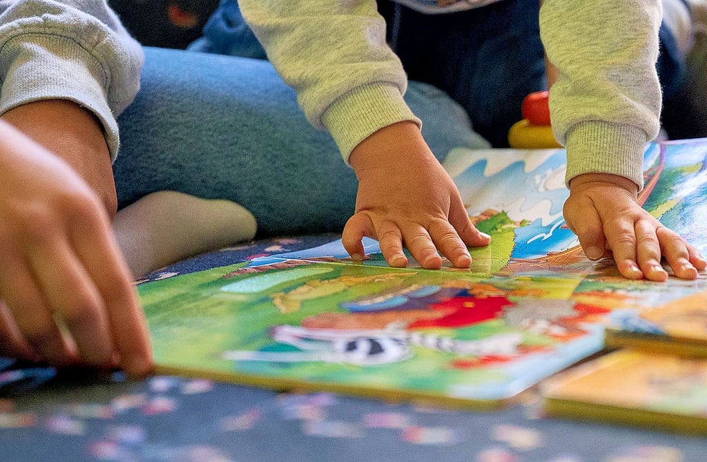 Wer Soziale Arbeit studiert, muss zehn Monate Pflichtpraktikum absolvieren. Das kann zum Beispiel in Kitas, im Frauenhaus oder beim Jugendamt gemacht werden.