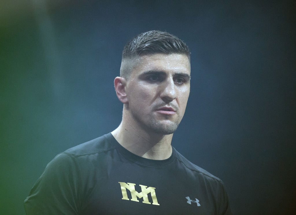 Marco Huck wartet auf den Beginn des Kampfes.