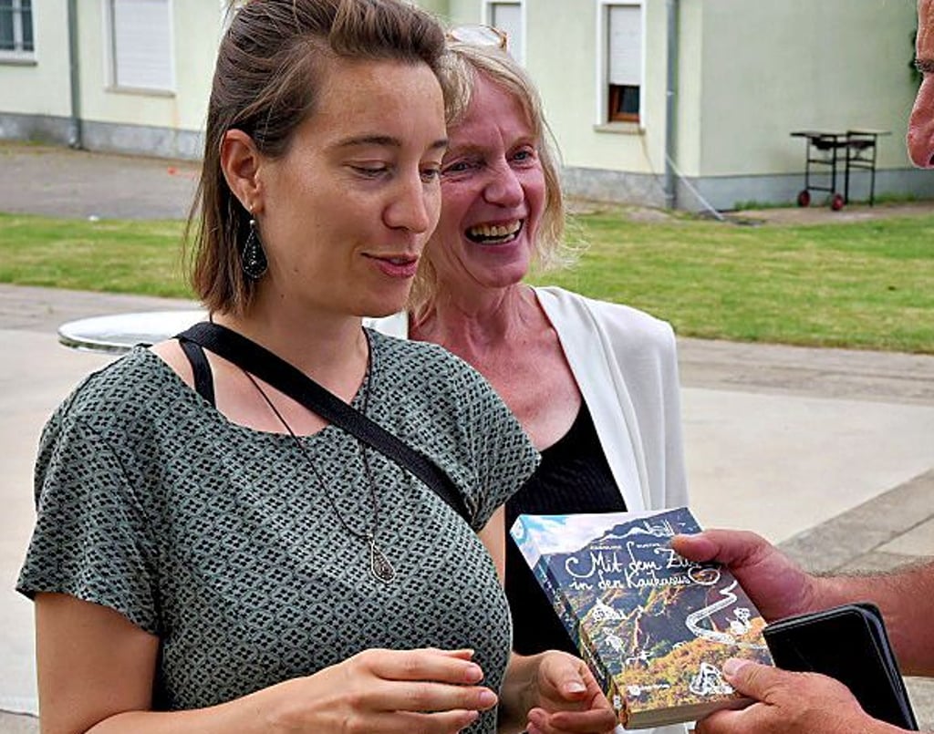 Caroline Gustke präsentierte ihr Buch „Mit dem Zug in den Kaukasus". Im Hintergrund Daniela Markscheffel.