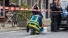 Polizeieinsatz vor dem Bochumer Café, in dem es zu dem Säureangriff kam. Der mutmaßliche Täter wurde kurz nach der Attacke in der Nähe festgenommen.
