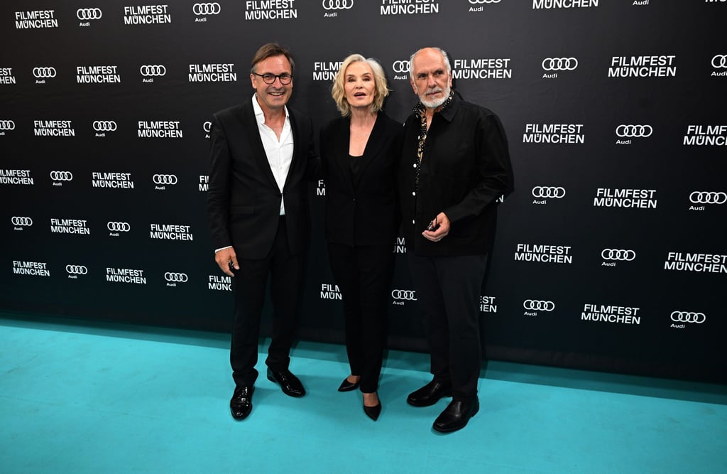 Jessica Lange posiert in München mit Thomas Linsmayer (l), dem Geschäftsführer des Deutschen Theaters, und Filmregisseur Michael Cristofer für die Fotografen.