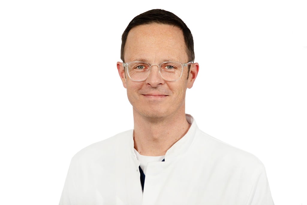 Jan Martin Rémi, Leiter des Epilepsie-Zentrums München und EEG-Experte, blickt in die Kamera.