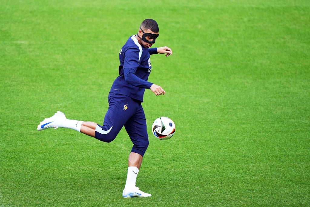 Der Franzose Kylian Mbappé hadert mit seiner Maske.