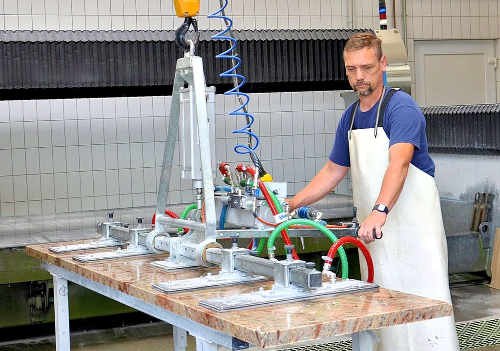 Aus Natursteinen werden im Zerbster Steinmetzbetrieb Keck unter anderem Küchenarbeitsplatten gefertigt.
