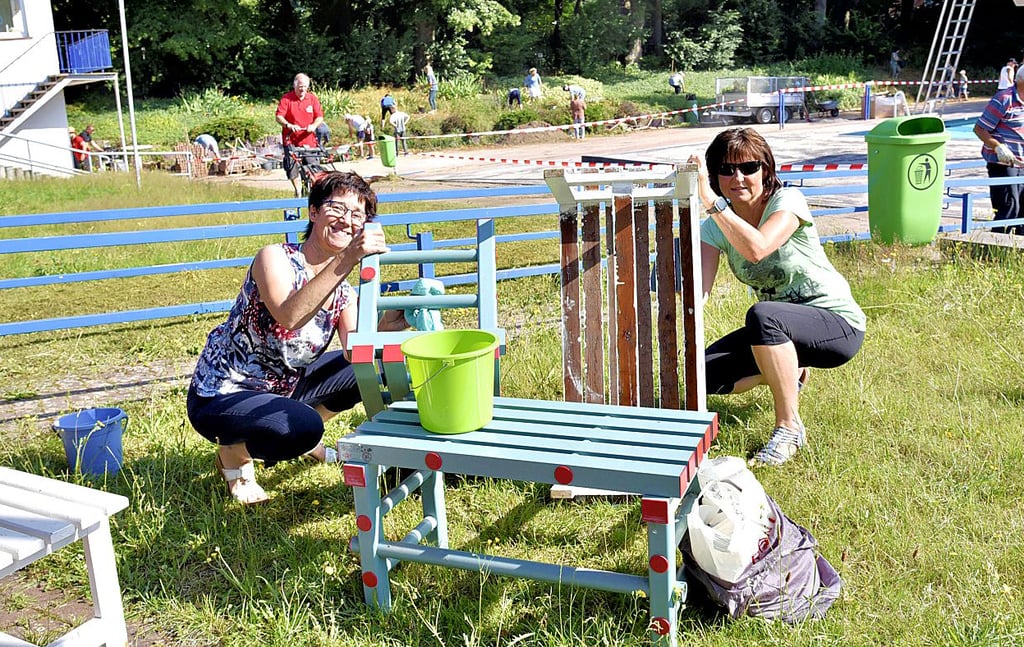 Angela Wieck (l.) und Andrea Stefanie haben sich dem Putz-Trupp angeschlossen und wischen die Bänke ab.