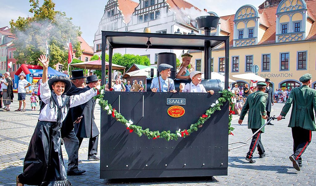 Naumburger HussitenKirschfest Der Festumzug Bunt, heiß, schön und