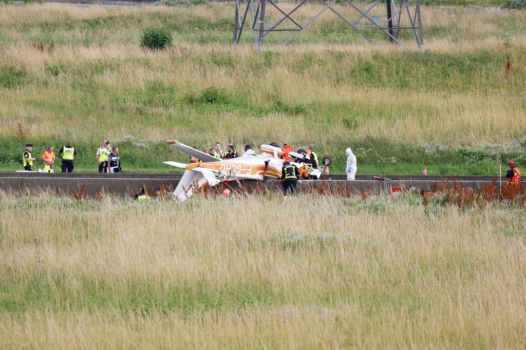 Polizisten und Rettungskräfte stehen an der Absturzstelle der Cessna bei Collégien.