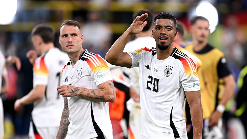 David Raum und Benjamin Henrichs feiern mit Deutschland den Sieg.