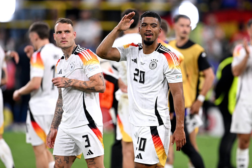 David Raum und Benjamin Henrichs feiern mit Deutschland den Sieg.