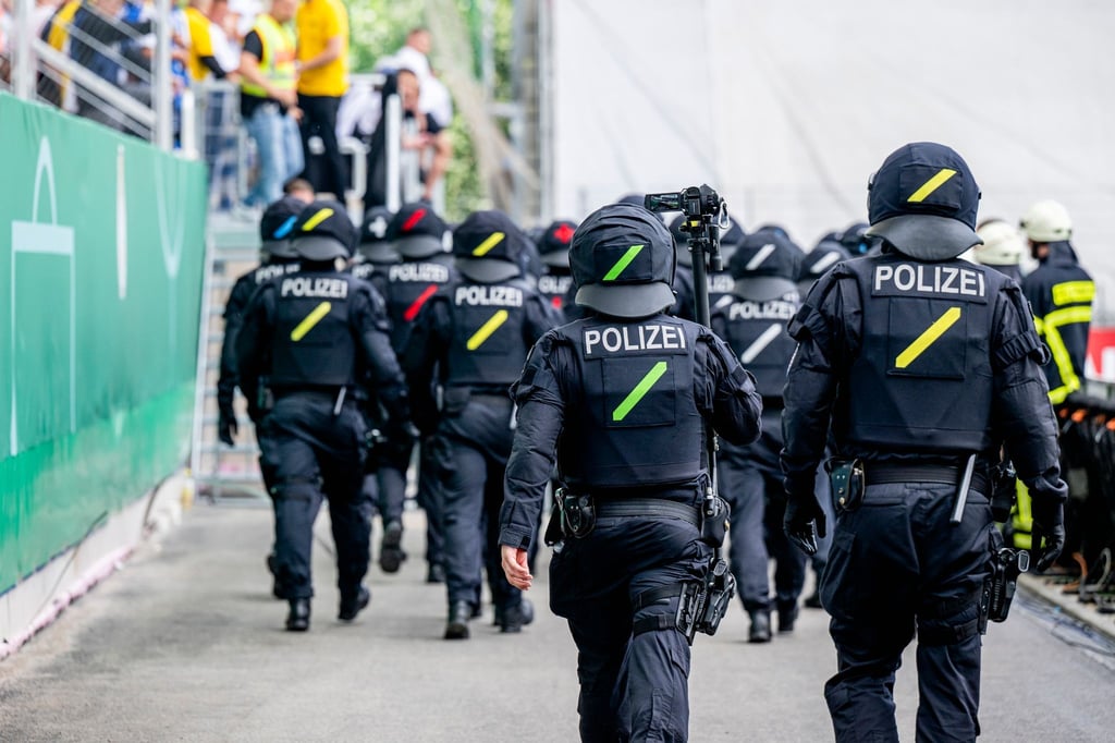 Polizeieinsatz bei einem Fußballspiel in Thüringen.