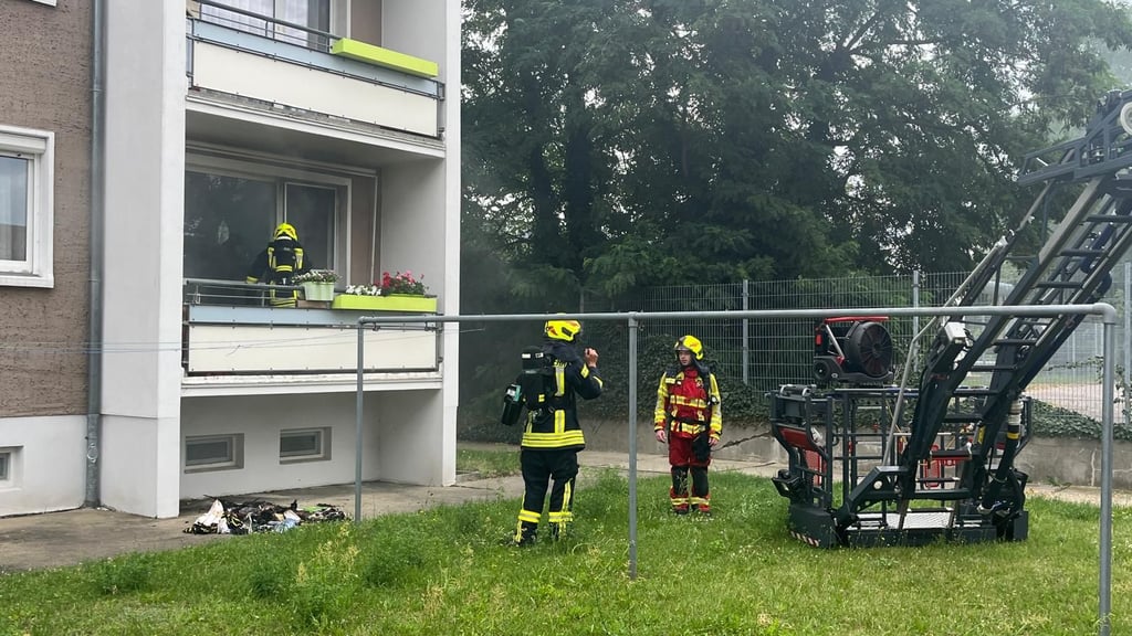 Die Feuerwehr löschte das Feuer im Erdgeschoss.