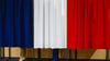 Der französische Präsident Emmanuel Macron und seine Frau Brigitte Macron stehen vor der Stimmabgabe in der Wahlkabine.