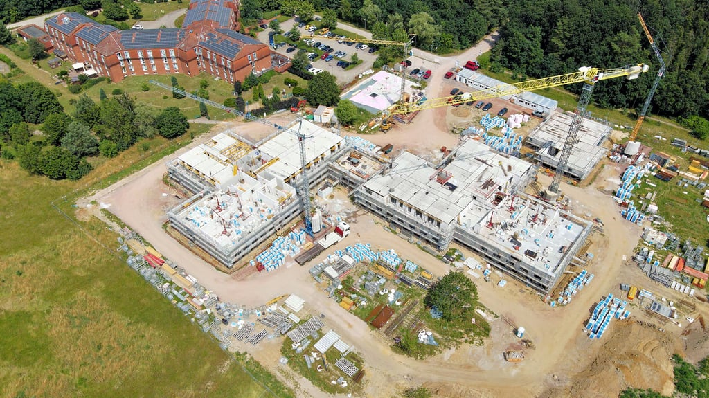 Der Blick auf die Baustelle des Eleos-Wohnparks von oben, daneben das Eleos-Pflegeheim.