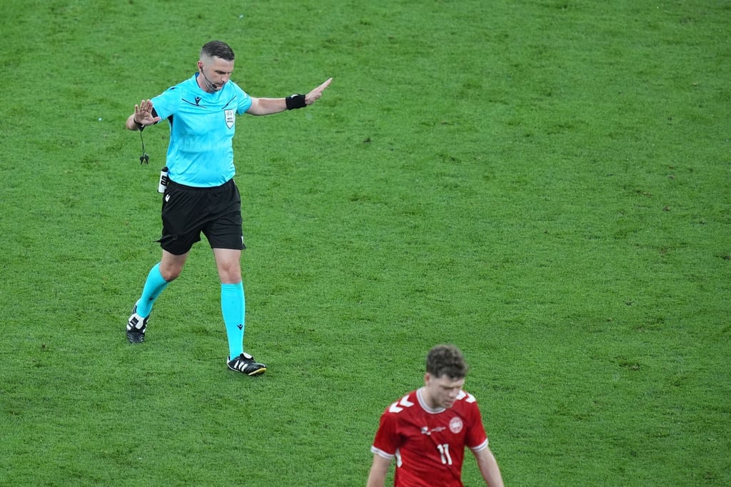 Schiedsrichter Michael Oliver hatte viel mit dem VAR zu tun.