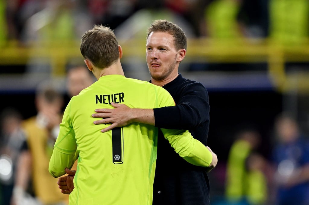 Bundestrainer Julian Nagelsmann (r) umarmt nach dem Sieg Deutschlands Torhüter Manuel Neuer.