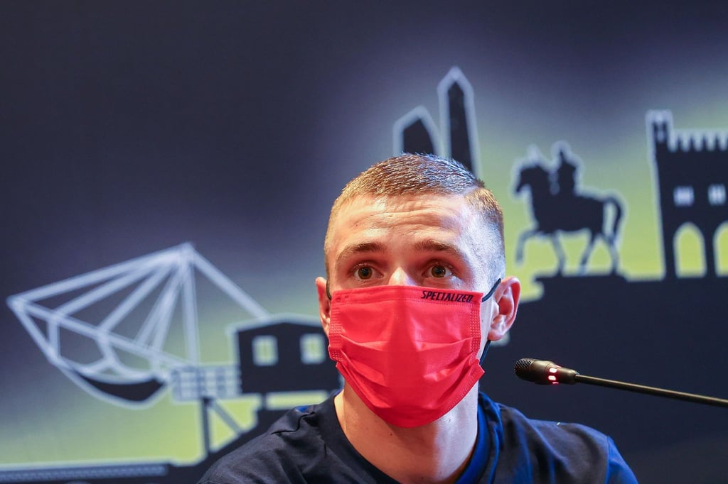 Der Belgier Remco Evenepoel saß bei der Pressekonferenz mit einer Maske.