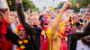 Deutschland-Fans jubeln in der Fanzone am Brandenburger Tor vor dem Anpfiff.