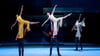 Balletttänzer Tänzerinnen und Tänzer führen in der Hamburger Staatsoper das Stück „Epilog“ von John Neumeier auf.