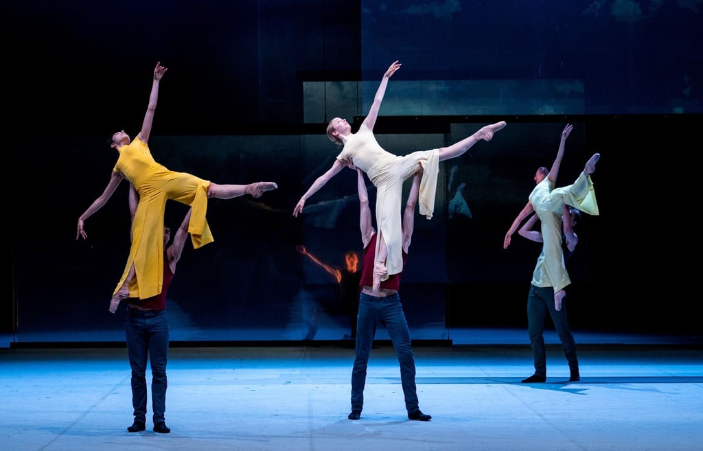 Balletttänzer Tänzerinnen und Tänzer führen in der Hamburger Staatsoper das Stück „Epilog“ von John Neumeier auf.