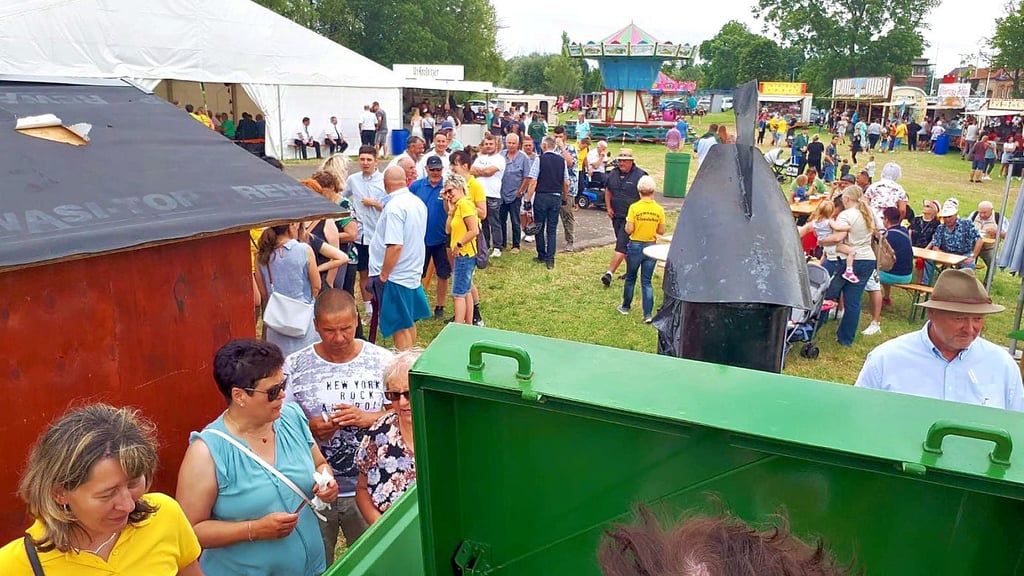 Obwohl auf dem Festgelände vielerorts der Hunger gestillt werden konnte, war es das Essen aus der Gulaschkanone allemal wert, Schlange zu stehen.
