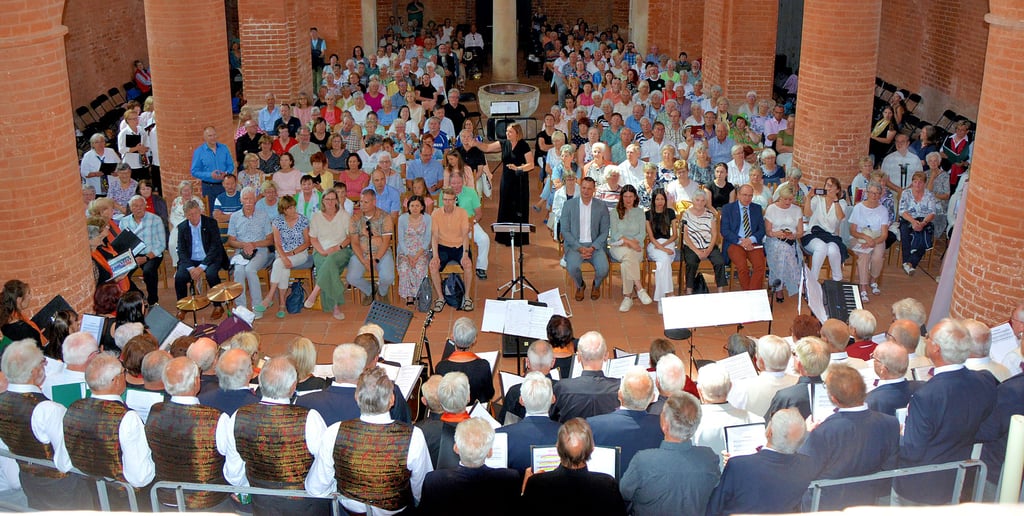 Beim Jubiläumskonzert waren die Platze in der Klosterkirche restlos belegt. Vor Beginn des Konzerts mussten noch zusätzlich Stühle herbeigeschafft werden, so dass niemand stehen musste. „Wir waren von der großen Resonanz überrascht“, sagte auch Daniel Schünicke von der Subsudarius GmbH, die das Konzert logistisch betreute.