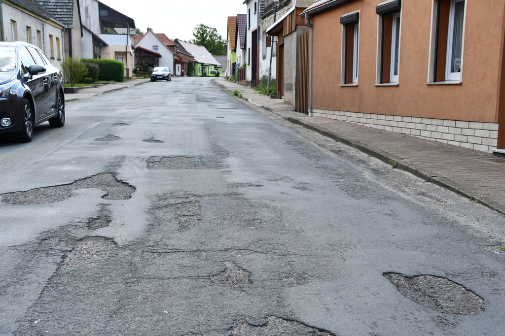 Die Jävenitzer Straße ist Teil der Lindstedter Ortsdurchfahrt der Landesstraße 28. Dieser Bereich soll in einem zweiten Bauabschitt grundhaft ausgebaut werden. Jetzt beginnen die Arbeiten im ersten Bauabschnitt.