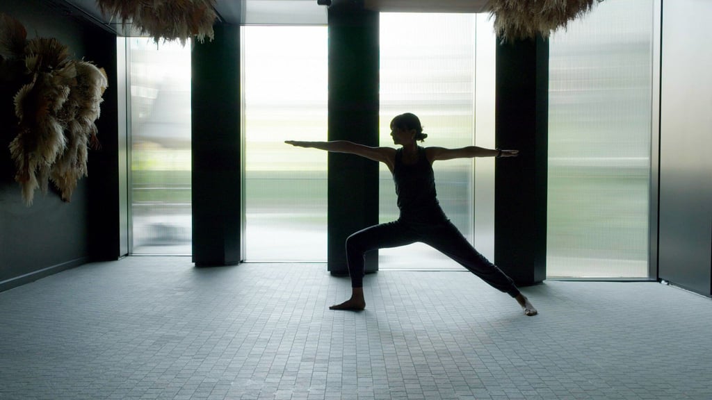 Eine Frau praktiziert Yoga. Immer mehr Menschen machen Yoga. Das soll nicht nur Körper und Geist stärken, die indische Bewegungslehre ist auch Lifestyle und Milliardengeschäft.