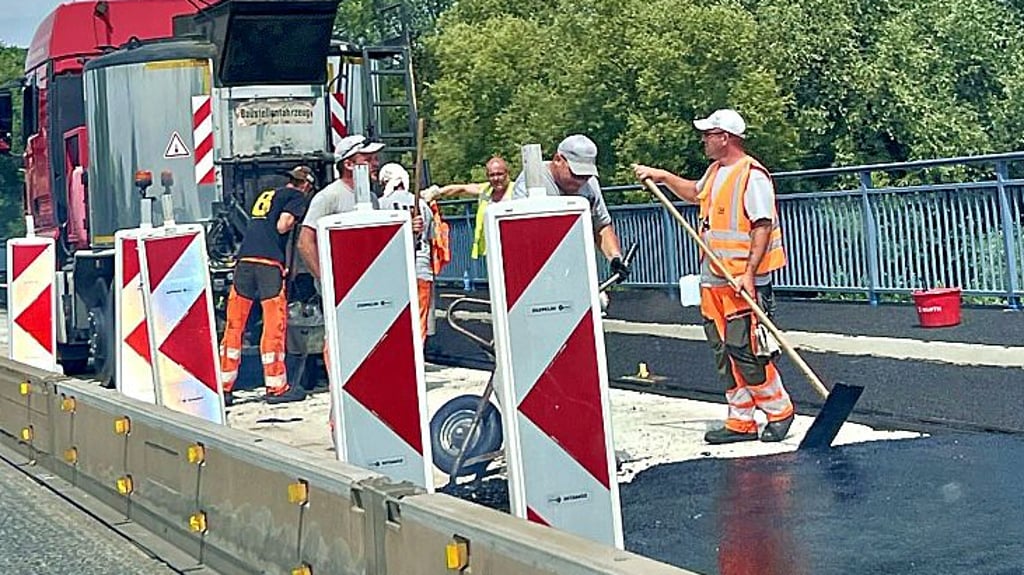 Asphaltarbeiten auf der Ostseite der Elbebrücke
