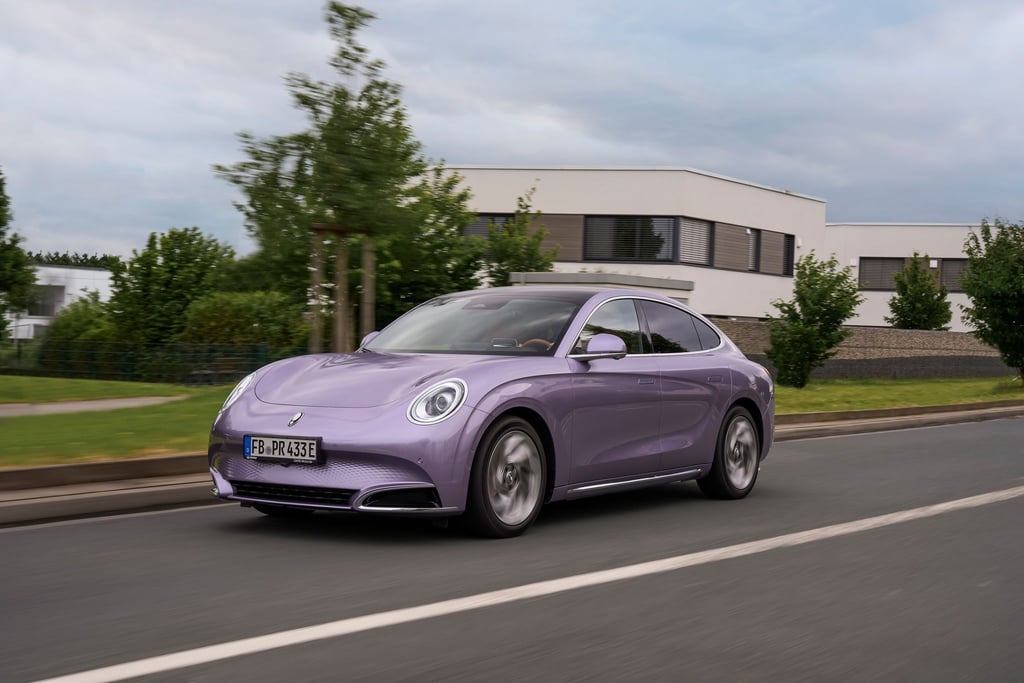 Glubschäugig und knuffig: Auch, wer sich beim Design nicht an einen Porsche Panamera erinnert fühlt, muss zugeben, dass der Ora 07 zumindest auffällt.