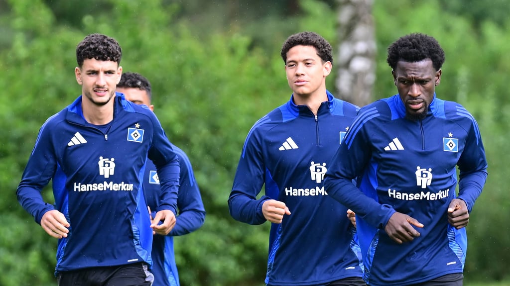 Für Daniel Elfadli (l.) gab es nach dem Wechsel zum Hamburger SV viele Komplimente und gute Wünsche von den ehemaligen Kollegen des 1. FC Magdeburg.