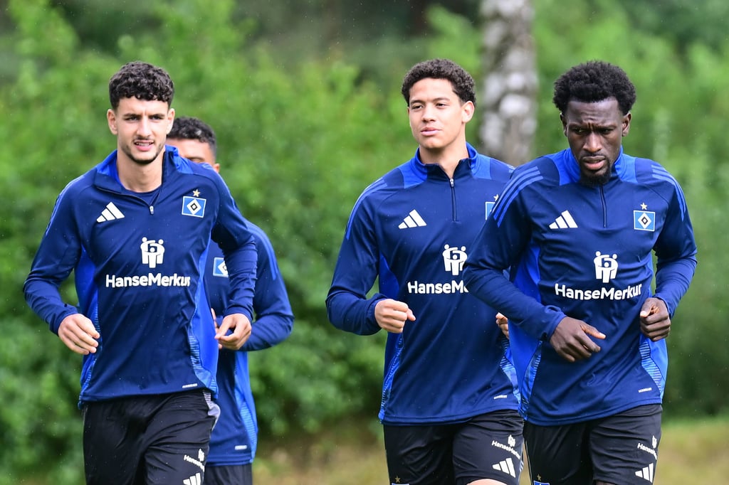 Für Daniel Elfadli (l.) gab es nach dem Wechsel zum Hamburger SV viele Komplimente und gute Wünsche von den ehemaligen Kollegen des 1. FC Magdeburg.