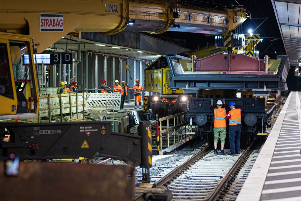 Wichtiger Schritt für Modernisierung des Schienennetzes: Stahlträger am Bahnhof Hannover