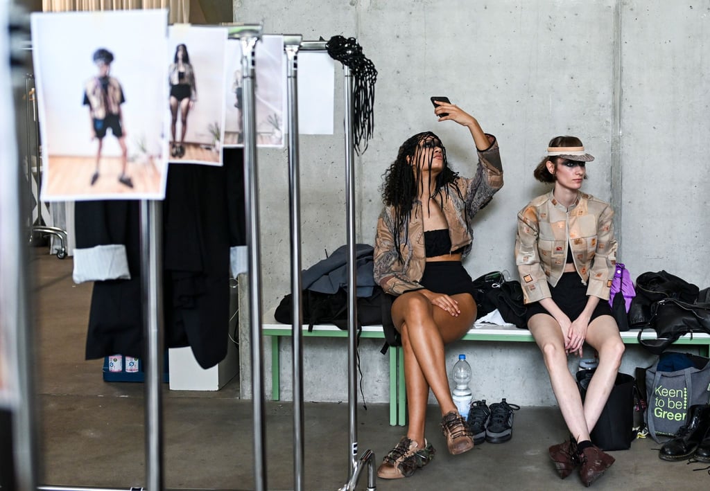 Der ukrainische Designer Mitya Hontarenko zeigt mit seiner Streetwear-Marke PLNGNS recycelte Kleidung - unter anderem Westen oder Tops aus Mustern alter Turnschuhe.