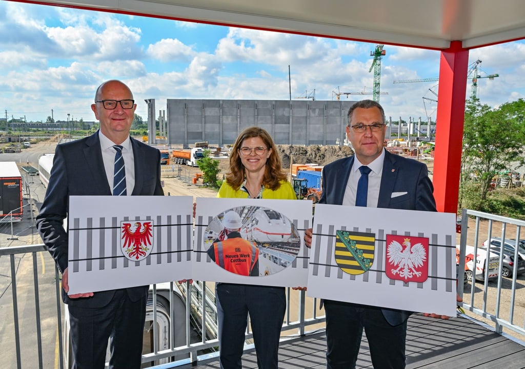Regierungschef Woidke, Bahn-Digitalvorständin Gerd tom Markotten und Infrastruktur-Minister Genilke (r) beim Task-Force-Treffen in Cottbus.