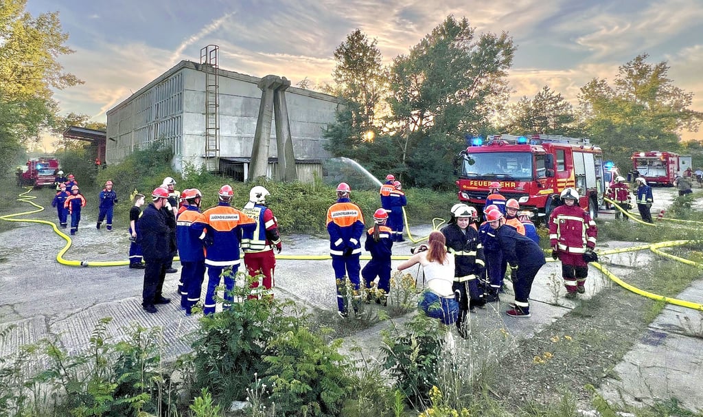 Bei der Feuerwehrübung im Hydrierwerk in Rodleben waren über 100 Einsatzkräfte vor Ort, darunter hauptsächlich Kinder und Jugendliche.