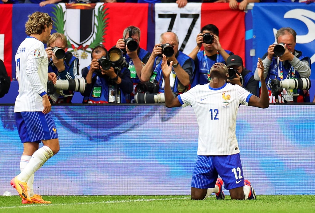 Die Franzosen um Randal Kolo Muani (r) und Antoine Griezmann erreichten das Viertelfinale.
