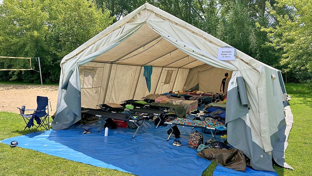 Geschlafen wird auf Feldbetten in großen Gemeinschaftszelten.