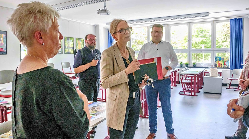 Kathrin Wackernagel, Abteilungsleiterin Hochbau, Schulleiterin Anja Aichinger und Landrat Christian Tylsch (v.l.) im bereits sanierten Kunstraum.