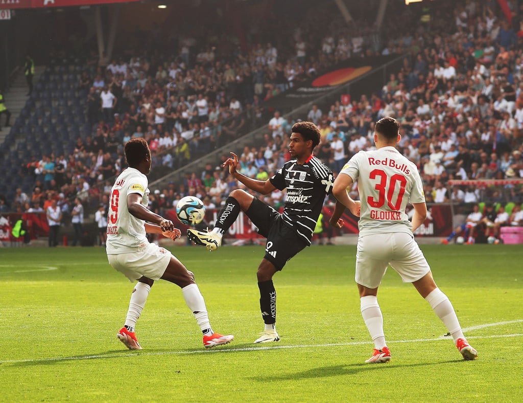 Sanoussy Ba (M) spielte schon im Trikot vom Linzer ASK.