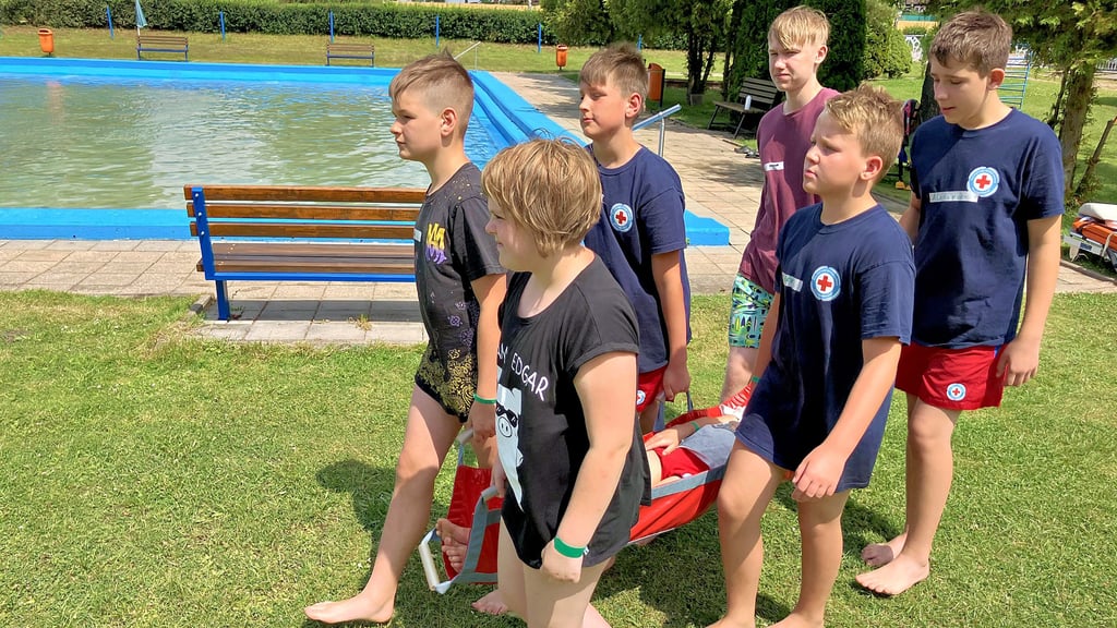 Beim Lager im Glauziger Freibad lernen die Teilnehmer unter anderem, worauf beim Verletztentransport mit dem Tragetuch zu achten ist.