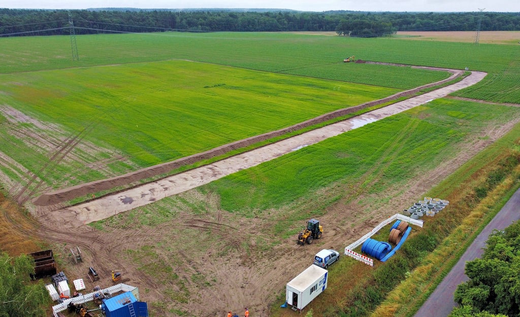 Bei einem Ort bei Stendal entsteht ein neues Wohngebiet. Die Straße lässt sich schon erahnen.