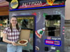 Volksstimme-Testerin Fine Siegling mit ihrer ersten Pizza aus dem Automaten in Magdeburg.