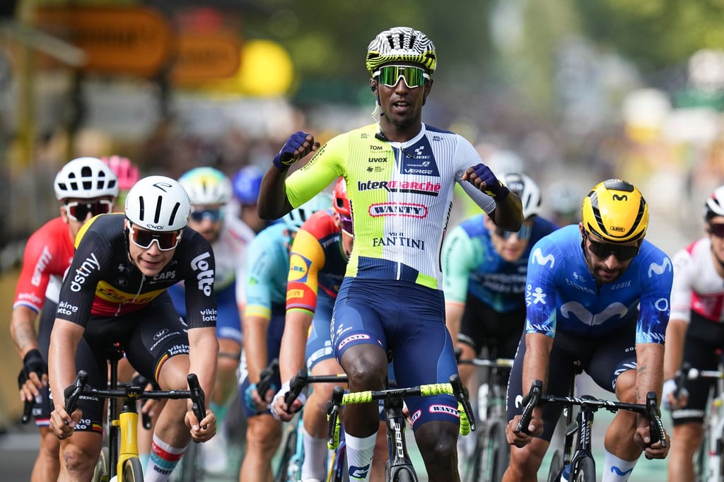 Biniam Girmay aus Eritrea feiert seinen Sieg