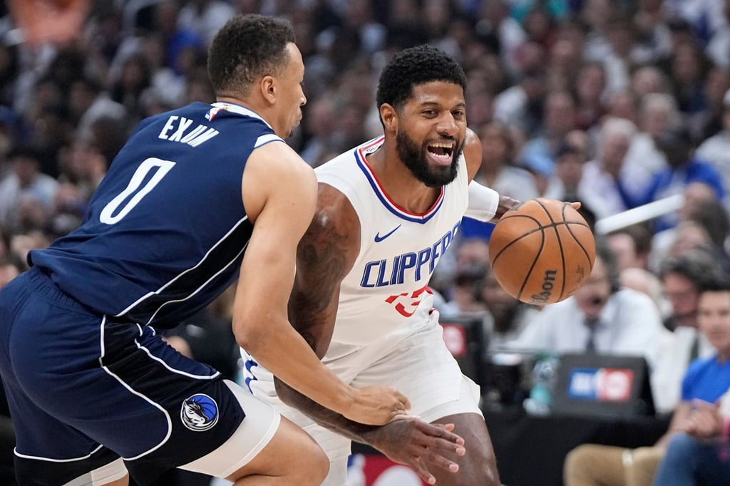 Paul George (r) wechselt innerhalb der NBA zu den Philadelphia 76ers.