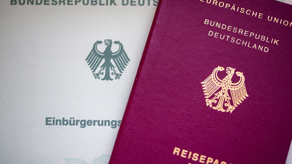 Ein Reisepass. Zwischen Antrag und Aushändigung können in Magdeburg bis zu acht Woche liegen.